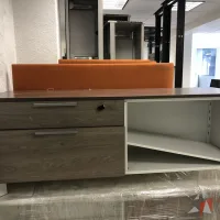 Lote 004 - Credenza con 2 cajones y 1 entrepaño