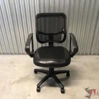 Lote 011 - Silla operativa con ruedas, descansabrazos, asiento en vinipiel y respaldo en malla color negro
