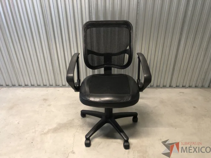 Lote 011 - Silla operativa con ruedas, descansabrazos, asiento en vinipiel y respaldo en malla color negro - Imagen 8