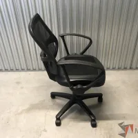 Lote 011 - Silla operativa con ruedas, descansabrazos, asiento en vinipiel y respaldo en malla color negro - Imagen 7