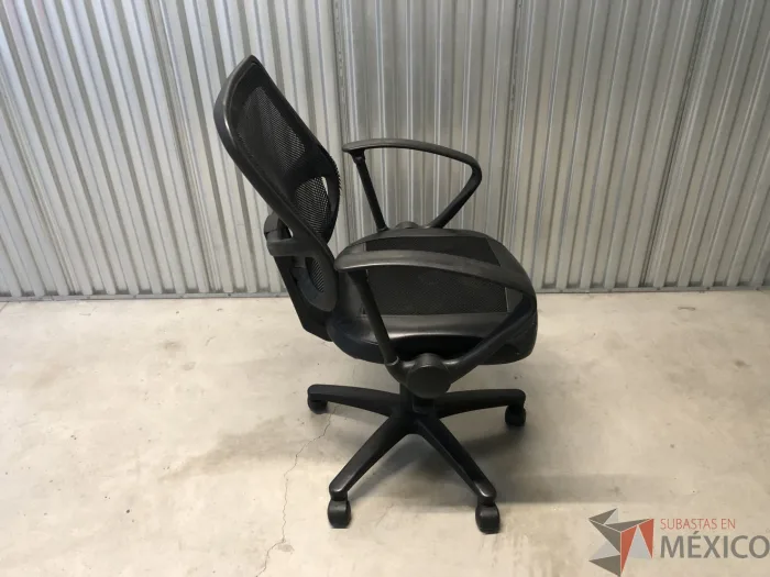 Lote 011 - Silla operativa con ruedas, descansabrazos, asiento en vinipiel y respaldo en malla color negro - Imagen 7