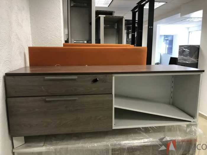 Lote 004 - Credenza con 2 cajones y 1 entrepaño - Imagen 2