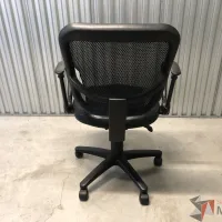 Lote 011 - Silla operativa con ruedas, descansabrazos, asiento en vinipiel y respaldo en malla color negro - Imagen 6