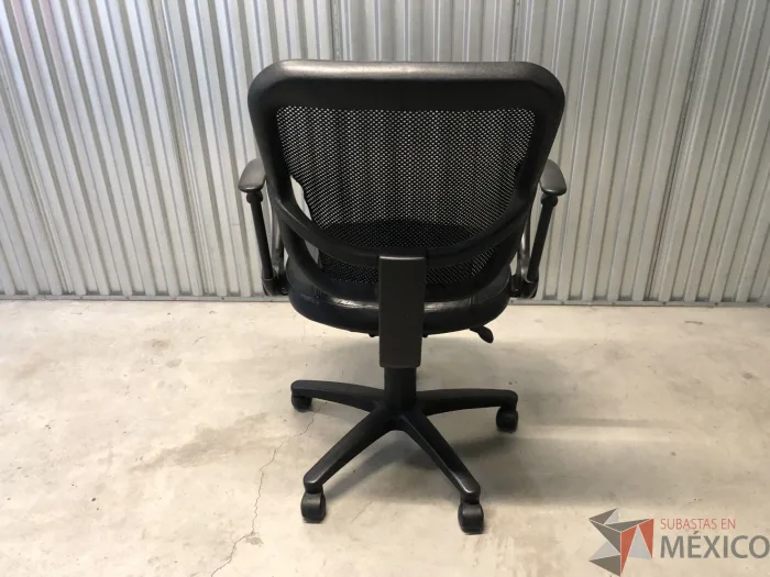 Lote 011 - Silla operativa con ruedas, descansabrazos, asiento en vinipiel y respaldo en malla color negro - Imagen 6
