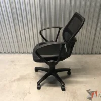 Lote 011 - Silla operativa con ruedas, descansabrazos, asiento en vinipiel y respaldo en malla color negro - Imagen 5
