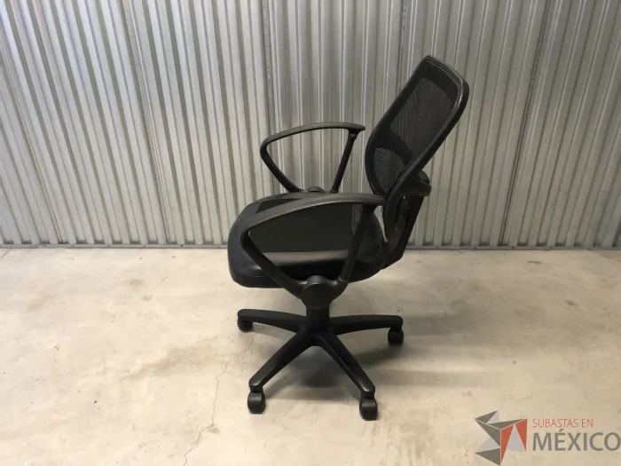 Lote 011 - Silla operativa con ruedas, descansabrazos, asiento en vinipiel y respaldo en malla color negro - Imagen 5