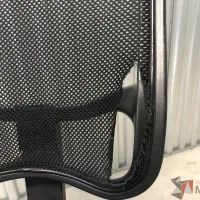 Lote 011 - Silla operativa con ruedas, descansabrazos, asiento en vinipiel y respaldo en malla color negro - Imagen 4