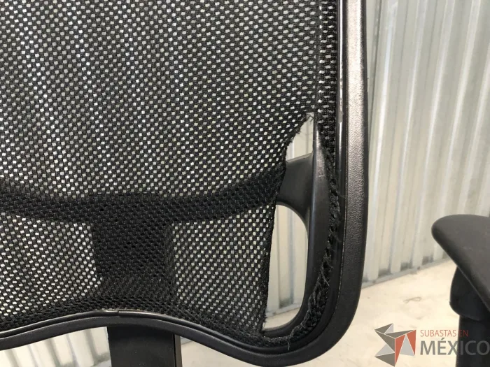 Lote 011 - Silla operativa con ruedas, descansabrazos, asiento en vinipiel y respaldo en malla color negro - Imagen 4