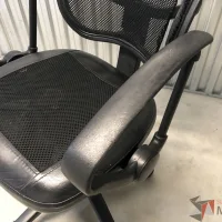Lote 011 - Silla operativa con ruedas, descansabrazos, asiento en vinipiel y respaldo en malla color negro - Imagen 3