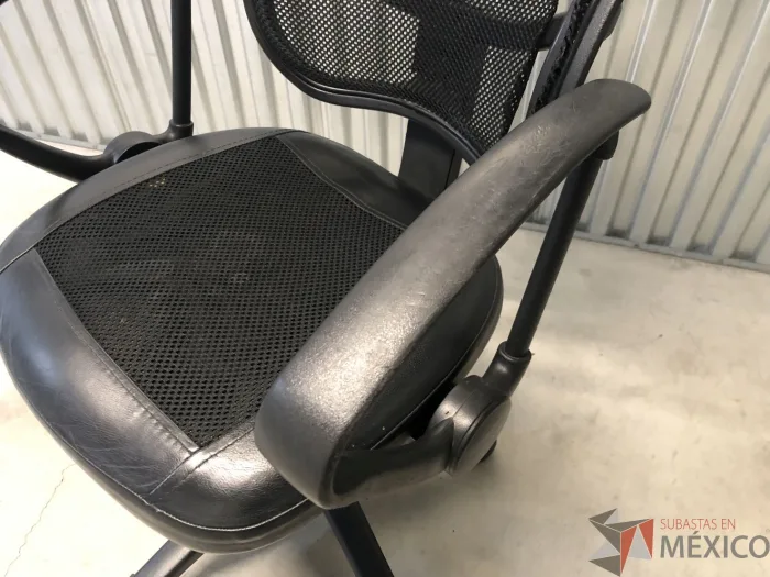 Lote 011 - Silla operativa con ruedas, descansabrazos, asiento en vinipiel y respaldo en malla color negro - Imagen 3