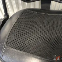 Lote 011 - Silla operativa con ruedas, descansabrazos, asiento en vinipiel y respaldo en malla color negro - Imagen 2