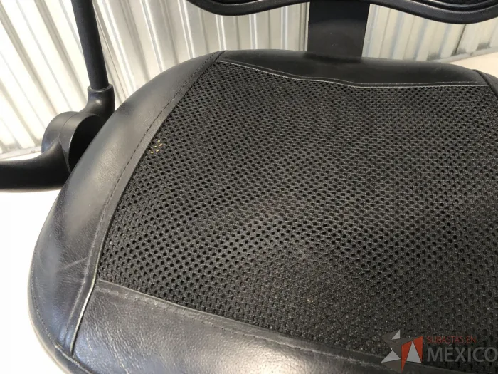 Lote 011 - Silla operativa con ruedas, descansabrazos, asiento en vinipiel y respaldo en malla color negro - Imagen 2