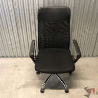 Lote 014 - Silla operativa en tela color negro y respaldo en malla con vinipiel