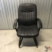 Lote 031 - Silla de visita con base tipo trineo asiento y respaldo vinipiel color negro