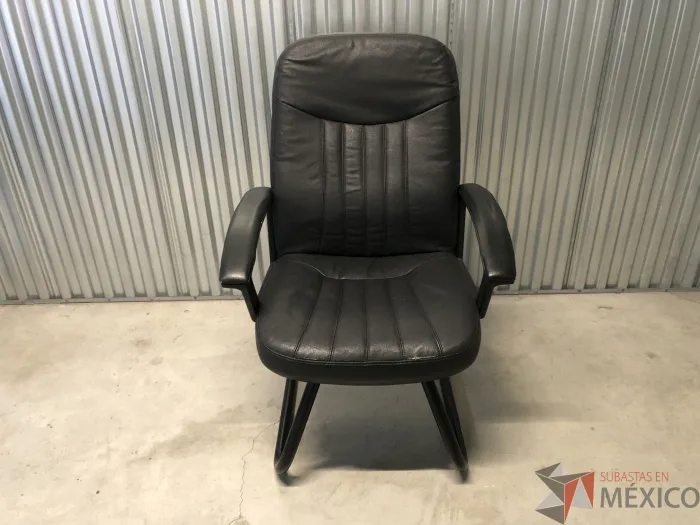 Lote 031 - Silla de visita con base tipo trineo asiento y respaldo vinipiel color negro - Imagen 9