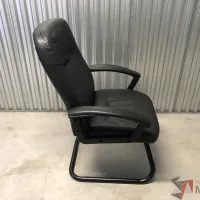 Lote 031 - Silla de visita con base tipo trineo asiento y respaldo vinipiel color negro - Imagen 8