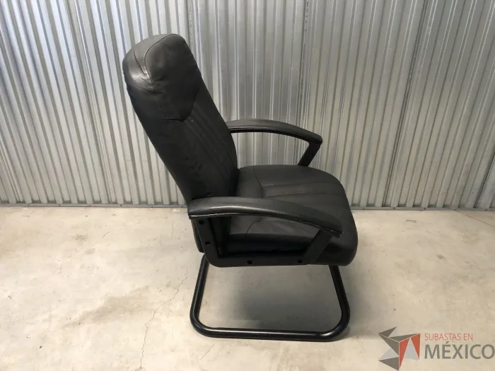 Lote 031 - Silla de visita con base tipo trineo asiento y respaldo vinipiel color negro - Imagen 8