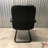 Lote 031 - Silla de visita con base tipo trineo asiento y respaldo vinipiel color negro - Imagen 7