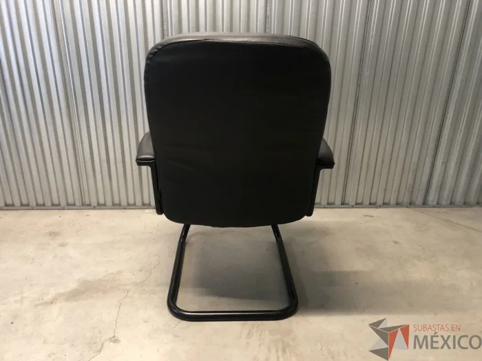 Lote 031 - Silla de visita con base tipo trineo asiento y respaldo vinipiel color negro - Imagen 7