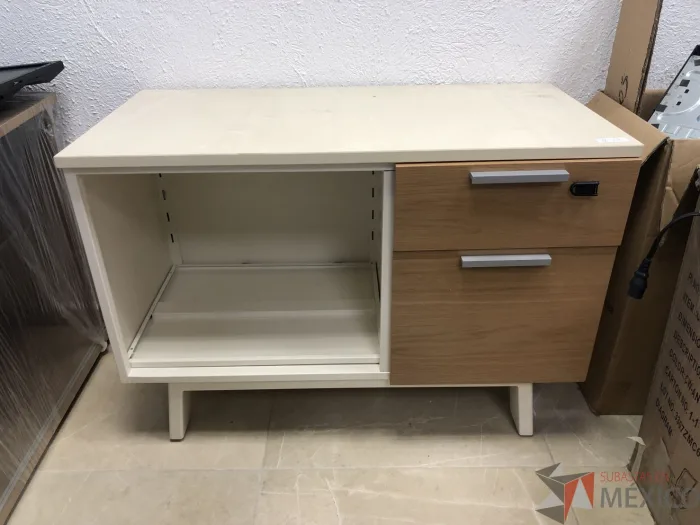 Lote 010 - Credenza con 2 cajones y 1 entrepaño