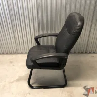 Lote 031 - Silla de visita con base tipo trineo asiento y respaldo vinipiel color negro - Imagen 6