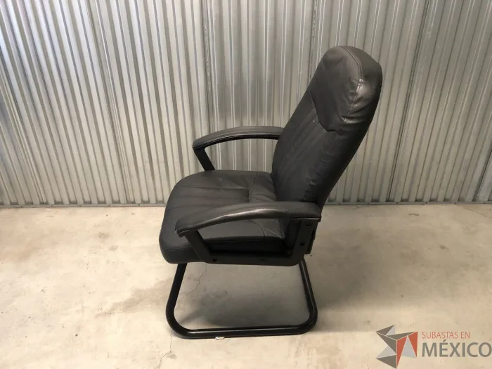 Lote 031 - Silla de visita con base tipo trineo asiento y respaldo vinipiel color negro - Imagen 6