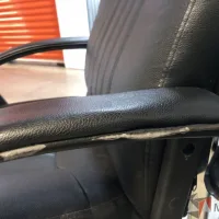 Lote 031 - Silla de visita con base tipo trineo asiento y respaldo vinipiel color negro - Imagen 4