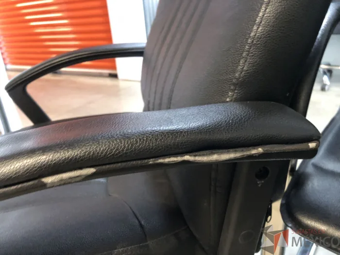 Lote 031 - Silla de visita con base tipo trineo asiento y respaldo vinipiel color negro - Imagen 4