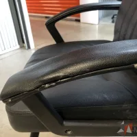 Lote 031 - Silla de visita con base tipo trineo asiento y respaldo vinipiel color negro - Imagen 3