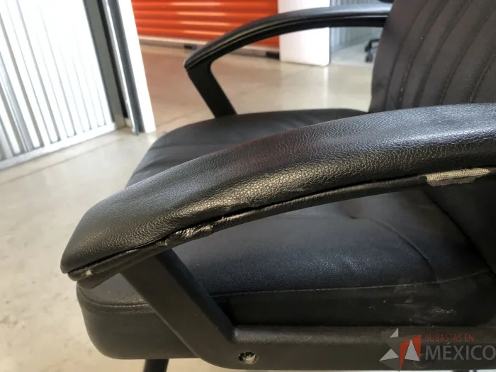 Lote 031 - Silla de visita con base tipo trineo asiento y respaldo vinipiel color negro - Imagen 3