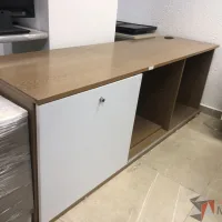Lote 011 - Credenza con 1 entrepaño, 2 cajones y orificio para cable