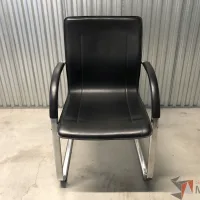 Lote 040 - Silla de visita con base tipo trineo asiento y respaldo liso color negro