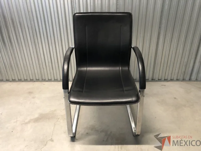 Lote 040 - Silla de visita con base tipo trineo asiento y respaldo liso color negro - Imagen 7