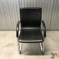 Lote 040 - Silla de visita con base tipo trineo asiento y respaldo liso color negro - Imagen 6