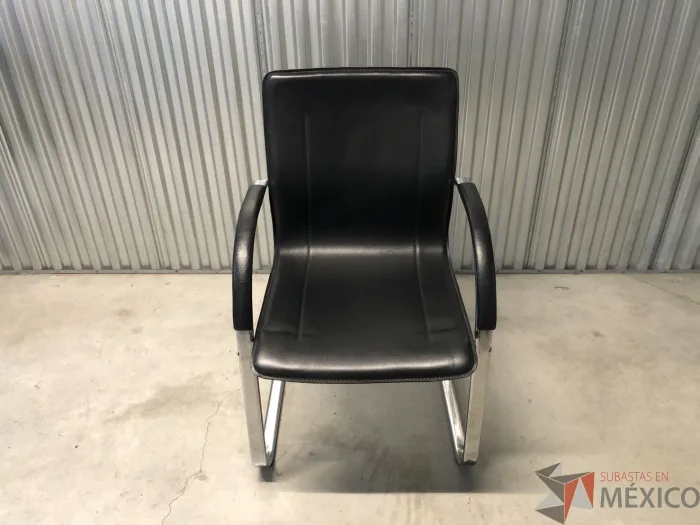 Lote 040 - Silla de visita con base tipo trineo asiento y respaldo liso color negro - Imagen 6