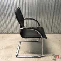 Lote 040 - Silla de visita con base tipo trineo asiento y respaldo liso color negro - Imagen 5
