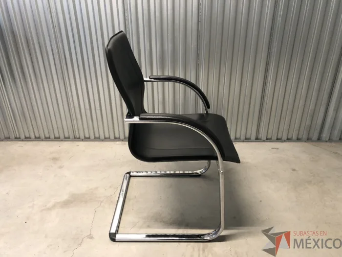 Lote 040 - Silla de visita con base tipo trineo asiento y respaldo liso color negro - Imagen 5