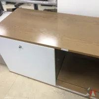 Lote 011 - Credenza con 1 entrepaño, 2 cajones y orificio para cable - Imagen 2