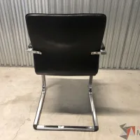 Lote 040 - Silla de visita con base tipo trineo asiento y respaldo liso color negro - Imagen 4