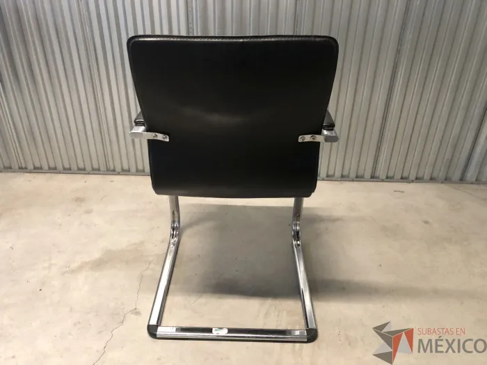 Lote 040 - Silla de visita con base tipo trineo asiento y respaldo liso color negro - Imagen 4