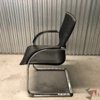 Lote 040 - Silla de visita con base tipo trineo asiento y respaldo liso color negro - Imagen 3