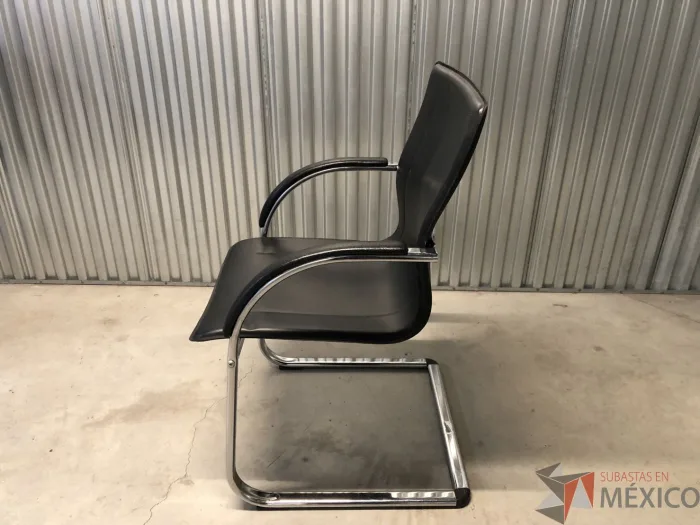 Lote 040 - Silla de visita con base tipo trineo asiento y respaldo liso color negro - Imagen 3