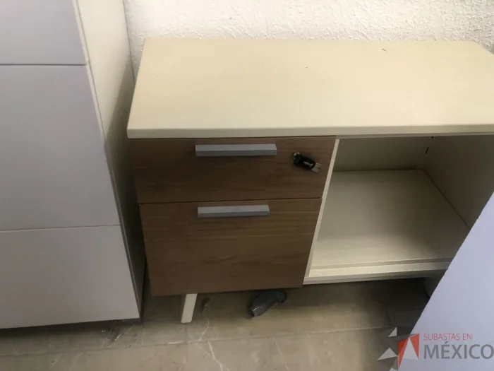 Lote 010 - Credenza con 2 cajones y 1 entrepaño - Imagen 4