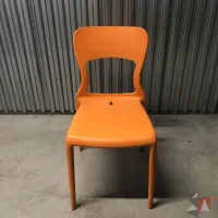 Lote 034 - Silla de comedor color naranja