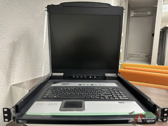 Lote 050 - Consola Tripp Lite B020-U08-19