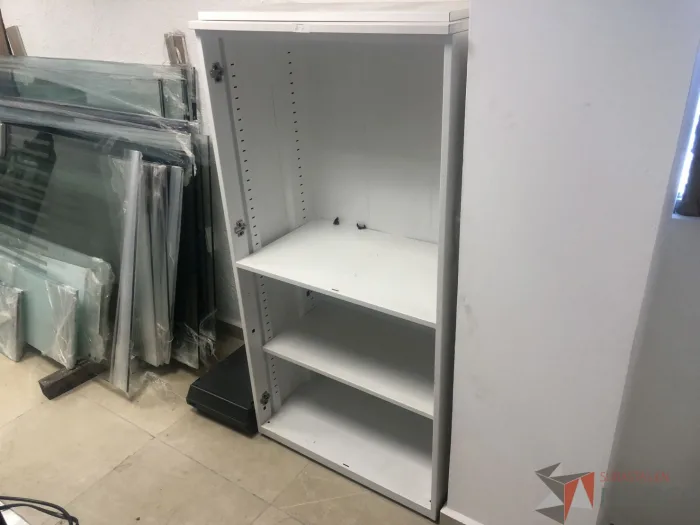 Lote 015 - Gabinete con 3 entrepaños