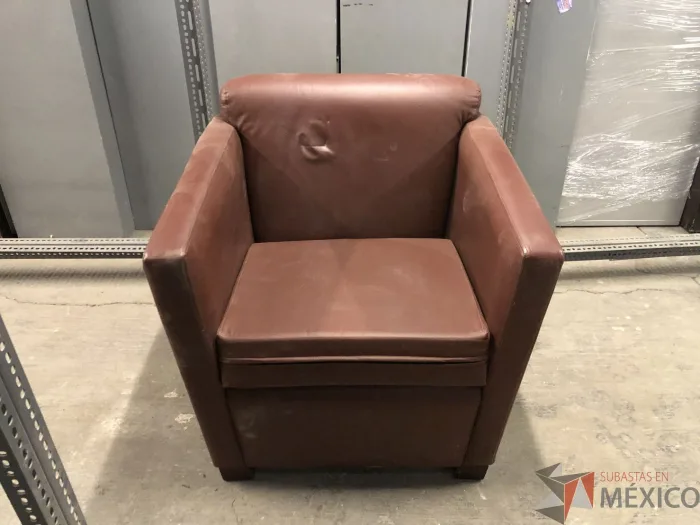 Lote 025 - 106 Sillones de 1 plaza de piel color café