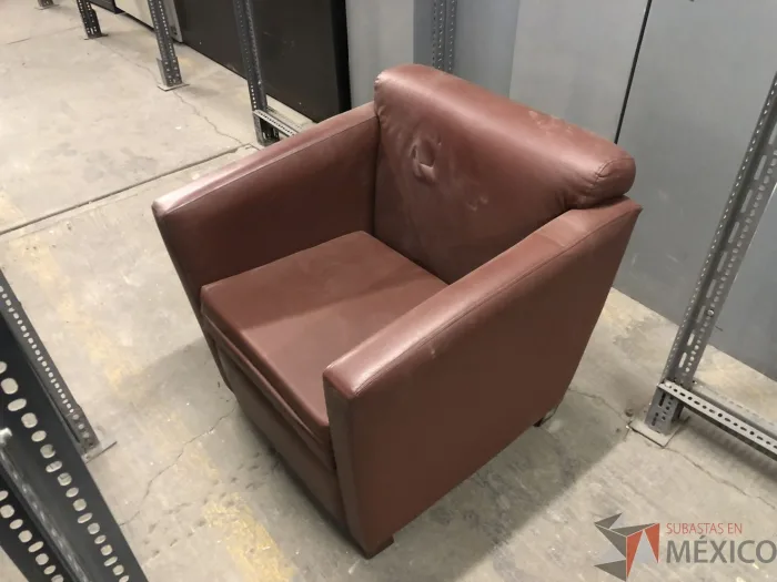 Lote 025 - 106 Sillones de 1 plaza de piel color café - Imagen 3