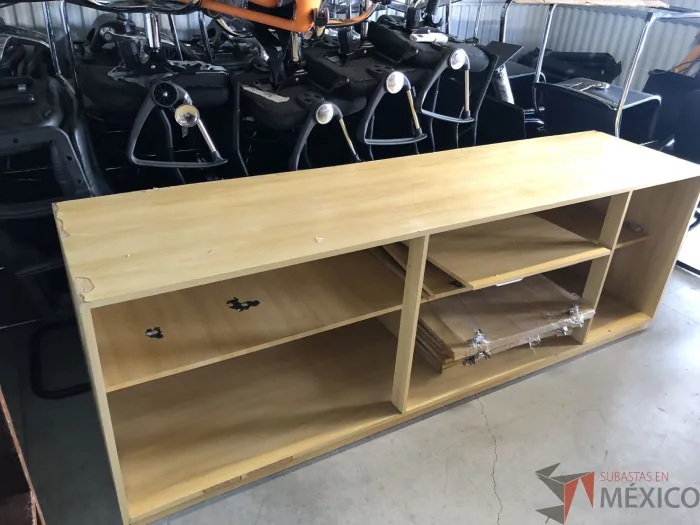 Lote 012 - Mueble De Madera Con 3 Puertas Y Entrepaños - Imagen 5