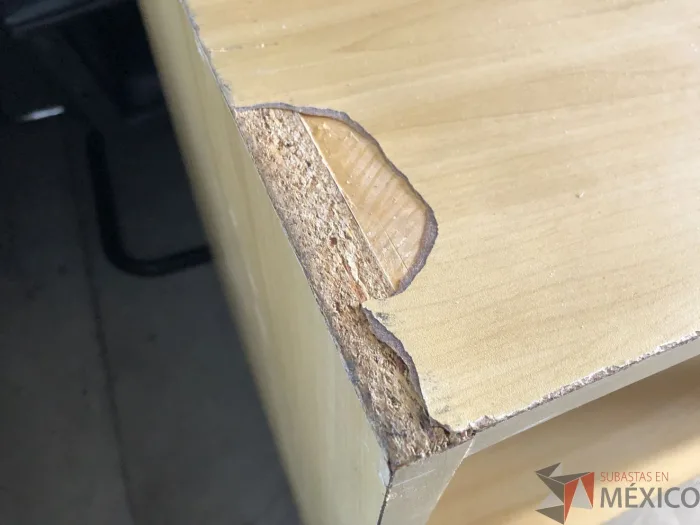 Lote 012 - Mueble De Madera Con 3 Puertas Y Entrepaños - Imagen 4